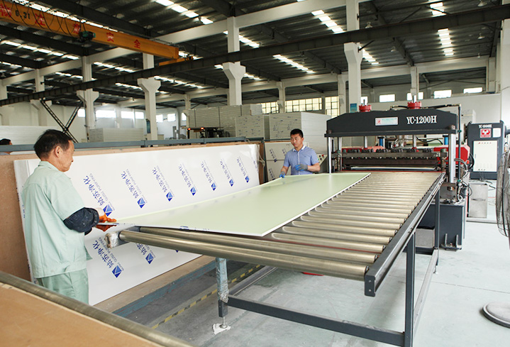 生产车间-苏州净化产品设备厂家_洁净室硫氧镁彩钢手工板隔墙_铝蜂窝